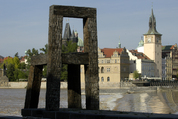 Prague. Chaise géante